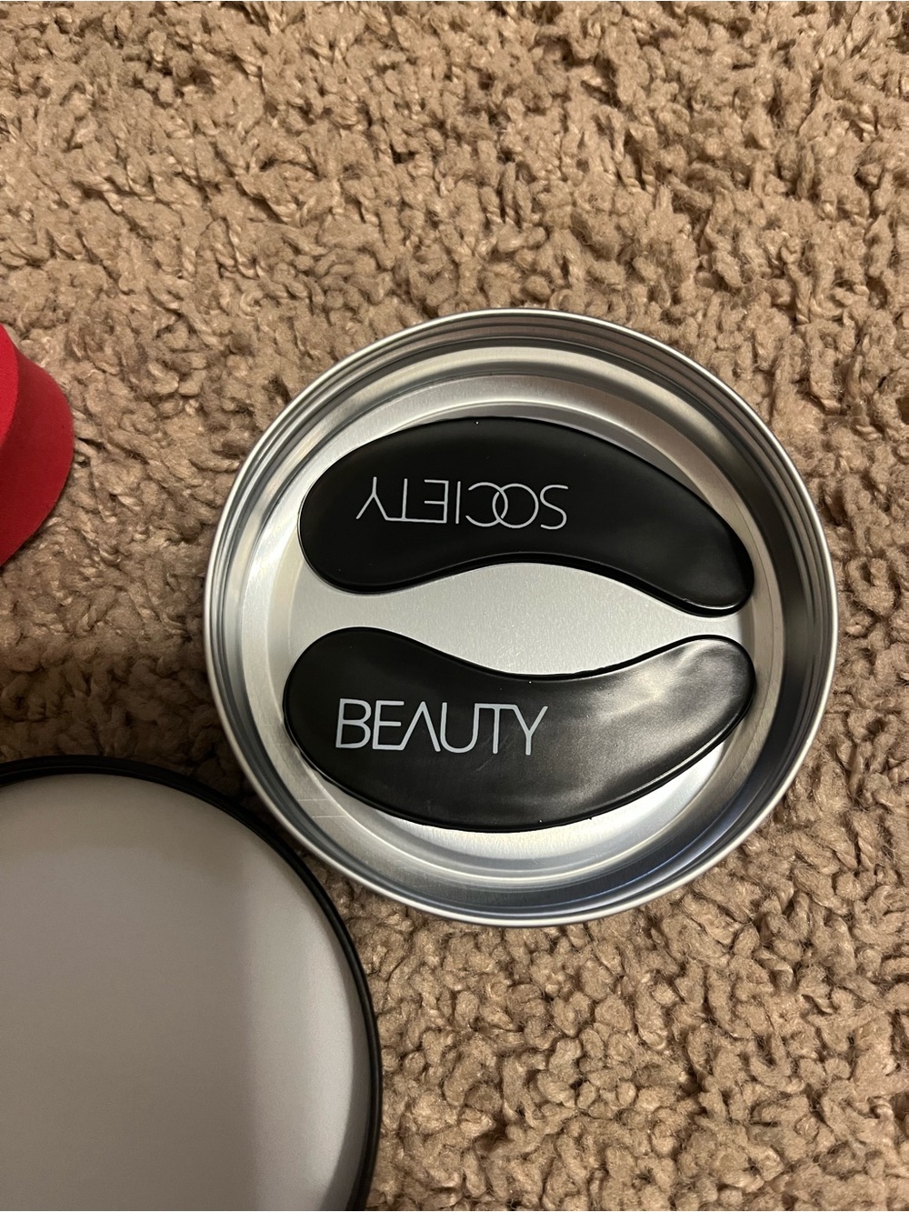 Beauty Society Reusable Eye Patches - and makeup Sponge - Picture 2 of 2